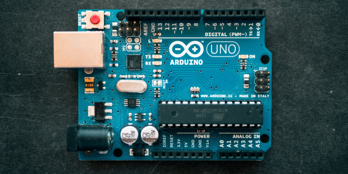 Mit dem Arduino Uno Entwicklungsboard lassen sich einfach eigene Technikprojekte umsetzen.