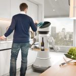 Serviceroboter Care-o-bot 4 rollt durch die Flure der Republik